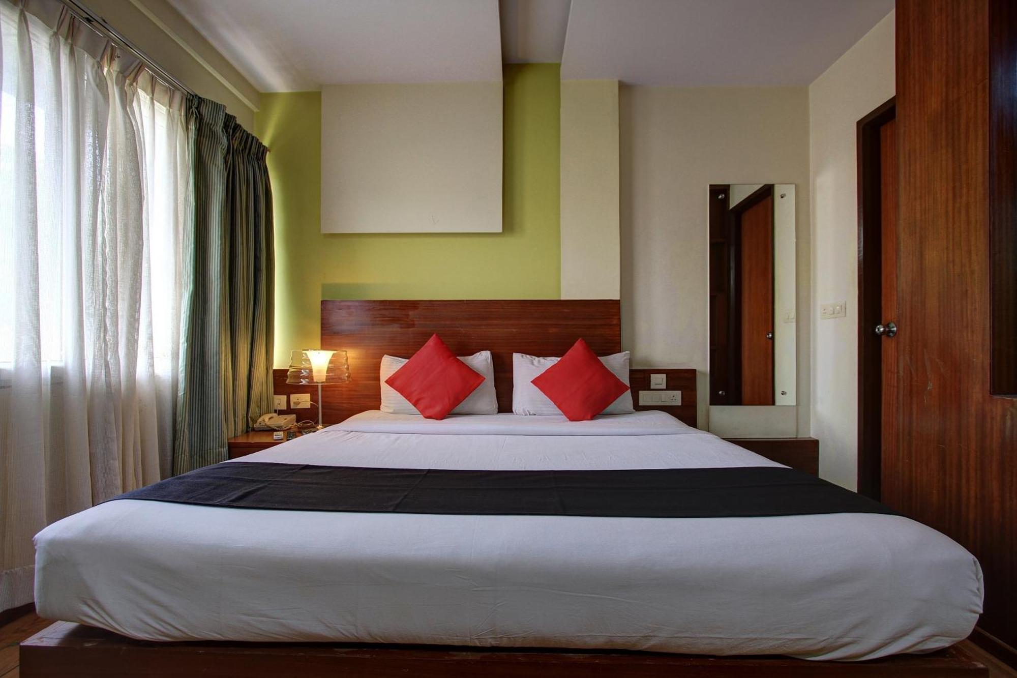 Отель Townhouse Jp Residency Near Delhi Airport Нью-Дели Экстерьер фото